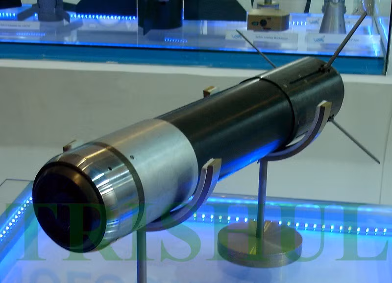 Tuy nhiên, hiện vẫn chưa rõ về mẫu tên lửa chống tăng mà Ấn Độ đang nghiên cứu phát triển. Không loại trừ khả năng, Ấn Độ có thể sẽ tìm tới Israel mua sản phẩm tên lửa chống tăng LAHAT có tầm phóng từ 6-8km, xuyên thép đồng nhất 800mm. Tuy nhiên, LAHAT sẽ cần cải tiến để tương thích với pháo 2A46M 125mm của T-90S. Nguồn ảnh: Bharat Rakshak