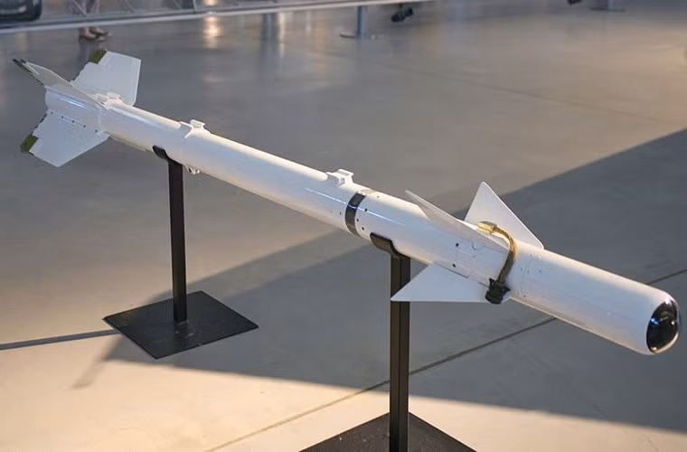 R-13M được đánh giá là tương đương với mẫu AIM-9G Sidewinder của Hải quân Mỹ với ngòi nổ tiếp xúc mới, động cơ khỏe hơn cho tầm bắn cao hơn, cơ động hơn và đầu dò hồng ngoại được cải tiến. Nguồn ảnh: Wikipedia