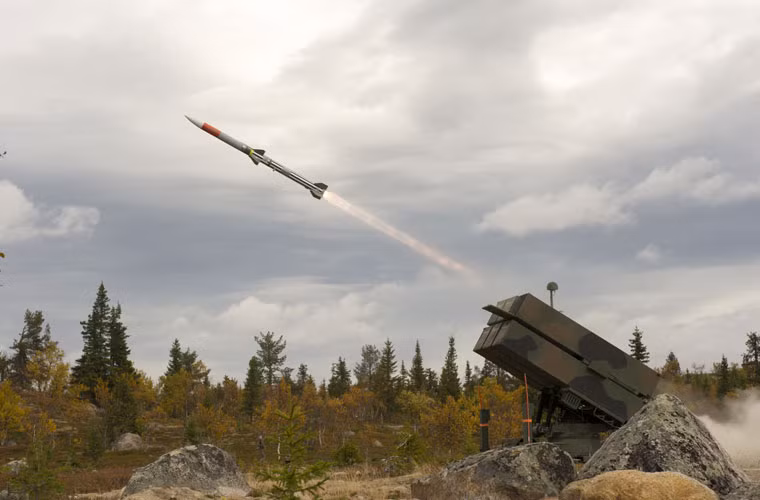 Tuy nhiên, có một điều đặc biệt với loại vũ khí này là tầm bắn của tên lửa không đối không khi chuyển xuống mặt đất bao giờ cũng ngắn hơn rất nhiều. AIM-120 bắn trên không đạt tầm bắn cực đại đến 180km, tuy nhiên nếu bắt từ mặt đất thì tầm bắn chỉ còn 25km là tối đa. Nguồn ảnh: Modern Weapons