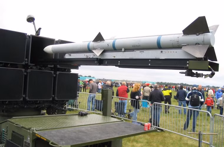 NASAMS sử dụng loại tên lửa không đối không tầm trung - xa AIM-120 AMRAAM do Mỹ sản xuất. Một tổ hợp gồm có vài bệ phóng tự hành NASAMS (mỗi bệ 6 ống phóng hình hộp), một đài radar điều khiển hỏa lực AN/MPQ-64F1 Sentinel cùng trạm chỉ huy. Nguồn ảnh: World Wide Military