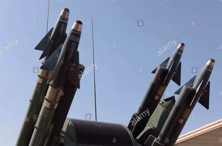 Tầm bắn của AIM-9 trên không tới 35km, tuy nhiên được triển khai trên mặt đất thì tầm bắn của nó đạt từ 500 tới 9.000m, độ cao từ 25m tới 4.000m. Do đó, mẫu P-13M của Việt Nam nếu bắn từ mặt đất thì tầm bắn có lẽ chỉ 5-7km. Việc bắn từ mặt đất chịu ảnh hưởng từ sức cản không khí, lực hút trái đất đương nhiên tốn nhiều nhiên liệu hơn khiến tầm bắn rút ngắn đáng kể. Nguồn ảnh: Alamy