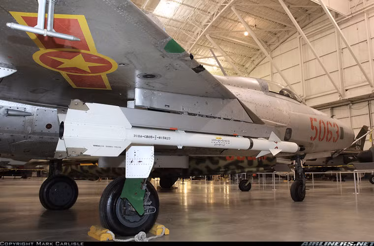 P-13M hay còn gọi là K-13M hoặc R-13M hoặc Object 380 là phiên bản hiện đại hóa của dòng tên lửa không đối không tầm ngắn Vympel K-13. Nó được ra mắt chính thức năm 1974. Nguồn ảnh: Airlines.net