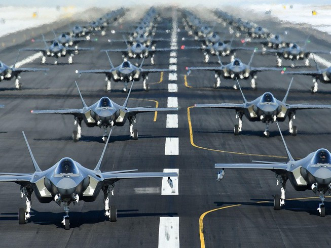 Trong khi đó tiêm kích thế hệ năm F-35 của Mỹ đã đạt tới độ hoàn thiện rất cao, thể hiện qua thực tế hơn 500 chiếc đã xuất xưởng để bàn giao cho khách hàng, ngoài ra các đơn đặt hàng dự kiến sẽ chạm mốc 2.000 trong tương lai gần.