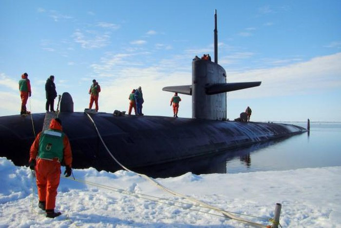 Moskva từng nhiều lần tuyên bố sẵn sàng phản ứng cứng rắn trước bất kỳ sự xuất hiện nào của tàu chiến nước ngoài trong vùng biển thuộc "Tuyến đường biển phía Bắc" được Moskva khẳng định là hướng giao thông độc quyền của họ ở Bắc Cực.