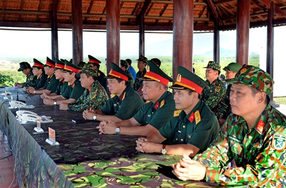 Với đề mục “Tiểu đoàn bộ binh phòng ngự trên địa hình trung du”, sau khi nhận lệnh của trên, Trung đoàn 31 đã triển khai lực lượng cơ động phát triển chiến đấu đúng ý định và kế hoạch đề ra. Quá trình diễn tập, các lực lượng đã hiệp đồng chặt chẽ, vận dụng linh hoạt các hình thức kỹ, chiến thuật vào tình hình thực tế trên trận địa, xử trí tốt các tình huống... Được sự chi viện của xe tăng, xe thiết giáp, pháo binh, pháo phòng không của trên, đơn vị đã hợp thành lực lượng phối thuộc nhịp nhàng, tiêu diệt các mục tiêu giả định, đơn vị đảm bảo an toàn tuyệt đối về người và vũ khí trang bị.