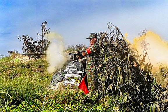 Xạ thủ B41 khai hỏa.