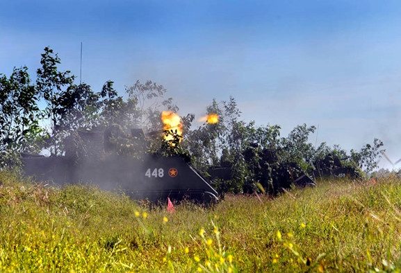 Xe thiết giáp khai hỏa tiêu diệt mục tiêu.