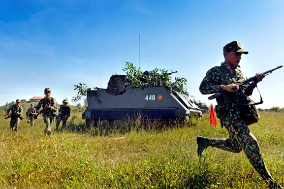 Xe thiết giáp Lữ đoàn 22 phối thuộc chở quân, tăng cường lực lượng giữ vững trận địa phòng ngự.