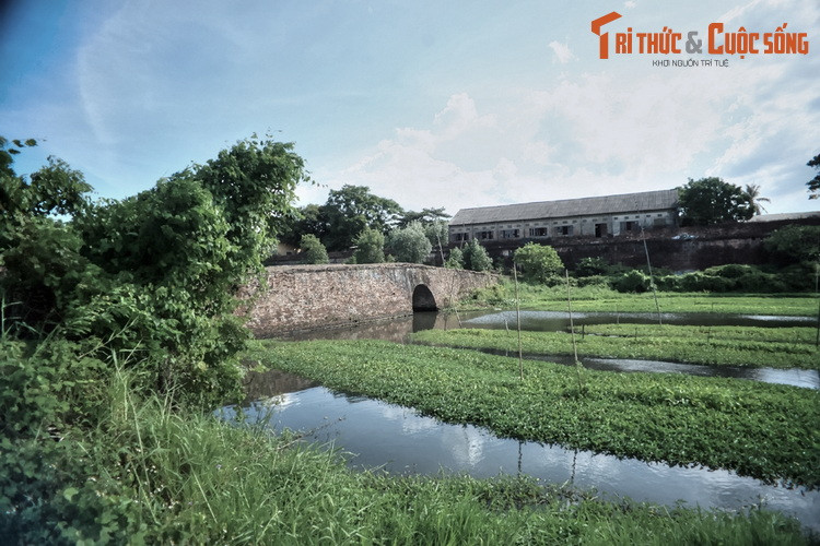 Rất nhiều biến cố lịch sử của xứ Huế gắn với Trấn Bình đài. Theo Hiệp ước Patenôtre ký với triều đình Huế năm 1884, thực dân Pháp đã chiếm đóng Trấn Bình đài, khi đó dân gian thường gọi là "thành Mang Cá".