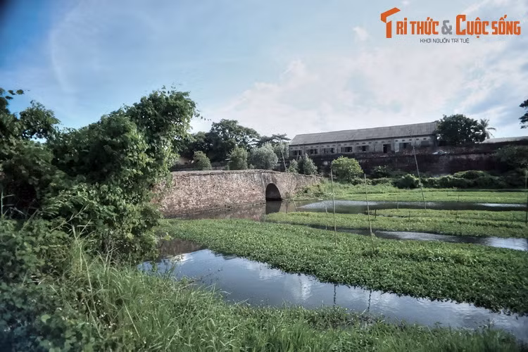 Rất nhiều biến cố lịch sử của xứ Huế gắn với Trấn Bình đài. Theo Hiệp ước Patenôtre ký với triều đình Huế năm 1884, thực dân Pháp đã chiếm đóng Trấn Bình đài, khi đó dân gian thường gọi là "thành Mang Cá".