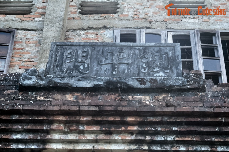 Trong hai cửa nói trên, Trấn Bình môn vẫn còn, nhưng đã bị đổ nát theo thời gian và biến dạng do các công trình xây đè lên thời kỳ sau.