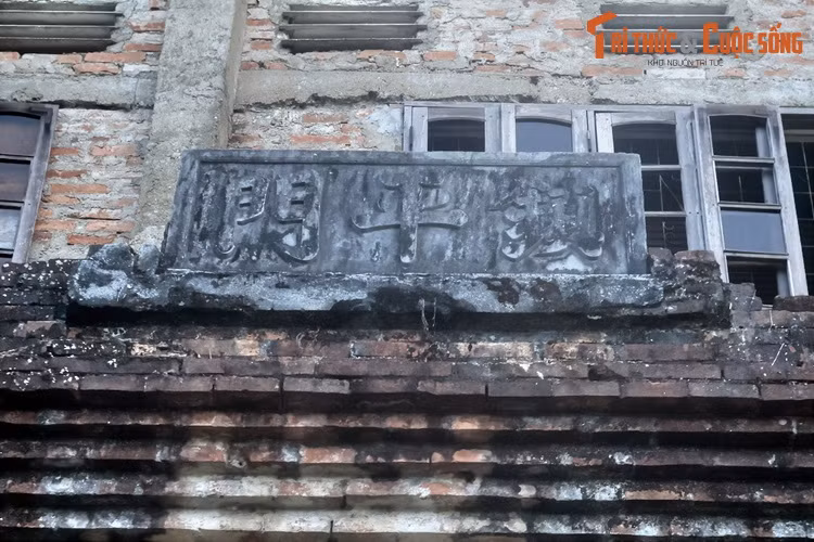 Trong hai cửa nói trên, Trấn Bình môn vẫn còn, nhưng đã bị đổ nát theo thời gian và biến dạng do các công trình xây đè lên thời kỳ sau.