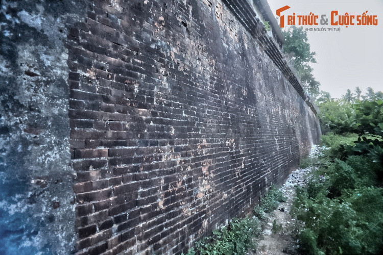 Ngược dòng thời gian, Trấn Bình đài được xây kiên cố bằng gạch vào năm 1836 (thời Minh Mạng) trên có sở là một vòng thành đắp bằng đất đã có từ đầu thời Gia Long. Trên thực tế, đây là một tòa thành phụ của Kinh thành, chỉ cách thành chính một đoạn hào chung.