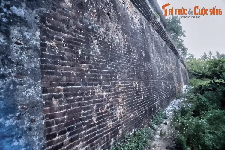 Ngược dòng thời gian, Trấn Bình đài được xây kiên cố bằng gạch vào năm 1836 (thời Minh Mạng) trên có sở là một vòng thành đắp bằng đất đã có từ đầu thời Gia Long. Trên thực tế, đây là một tòa thành phụ của Kinh thành, chỉ cách thành chính một đoạn hào chung.