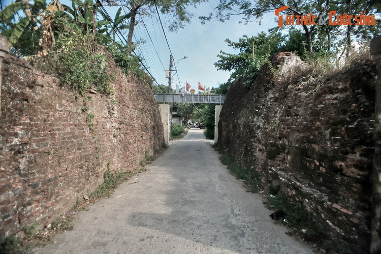 Còn Trường Định môn đã bị phá hủy, chỉ còn lại dấu tích mờ nhạt là những lớp gạch cổ sót lại hai bên lối vào Trấn Bình Đài.