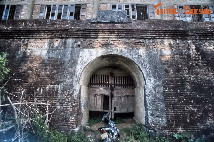 Trấn Bình đài có hai cửa là Trấn Bình môn và Trường Định môn, được trổ xuyên qua thân tường thành, chứ không xây vọng lâu ở bên trên như các cửa của Kinh thành.