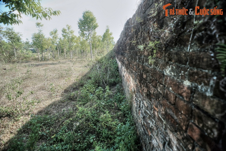 Trấn giữ vị trí trọng yếu của tuyến đường thủy từ cửa biển vào kinh thành, tòa thành này được xây theo kiểu Vauban, có chu vi 1.048 mét, tường thành cao 5,10 mét dày gần 15 mét, có nhiều để đặt 3 giàn súng đại bác và kho đạn, điếm canh. Ngoài tường thành có hào rộng và sâu.