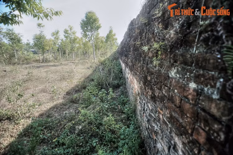 Trấn giữ vị trí trọng yếu của tuyến đường thủy từ cửa biển vào kinh thành, tòa thành này được xây theo kiểu Vauban, có chu vi 1.048 mét, tường thành cao 5,10 mét dày gần 15 mét, có nhiều để đặt 3 giàn súng đại bác và kho đạn, điếm canh. Ngoài tường thành có hào rộng và sâu.