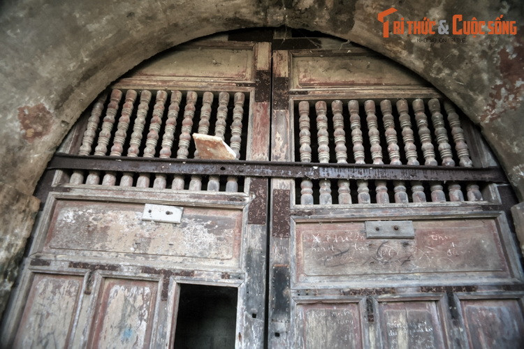 Ngày 5/7/1885, trong Trận Kinh thành Huế 1885, quan đại thần Tôn Thất Thuyết chỉ huy 20.000 quân tập kích vào đồn Mang Cá, tấn công 1.400 quân Pháp. Cuộc tấn công thất bại, Tôn Thất Thuyết đưa vua Hàm Nghi rút về Tân Sở (Quảng Trị) hạ chiếu Cần Vương.