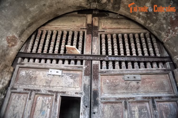 Ngày 5/7/1885, trong Trận Kinh thành Huế 1885, quan đại thần Tôn Thất Thuyết chỉ huy 20.000 quân tập kích vào đồn Mang Cá, tấn công 1.400 quân Pháp. Cuộc tấn công thất bại, Tôn Thất Thuyết đưa vua Hàm Nghi rút về Tân Sở (Quảng Trị) hạ chiếu Cần Vương.