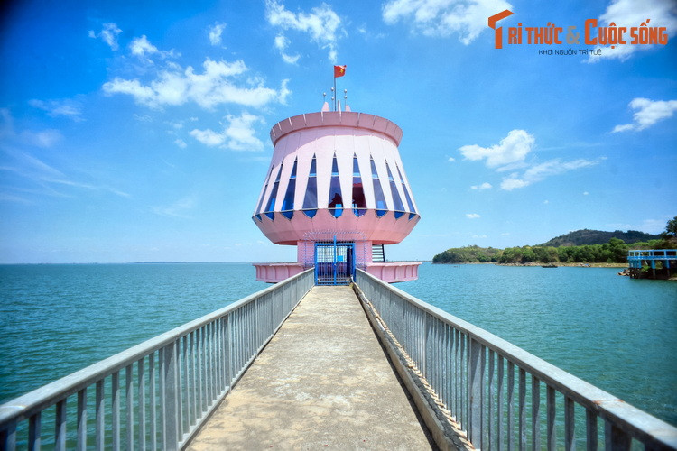 Bên cạnh núi Bà Đen, Tây Ninh còn có một biểu tượng trứ danh khác, đó là hồ Dầu Tiếng. Có diện tích mặt nước là 270 km² và 45,6 km² đất bán ngập nước, đây là hồ nhân tạo có lớn nhất Việt Nam.