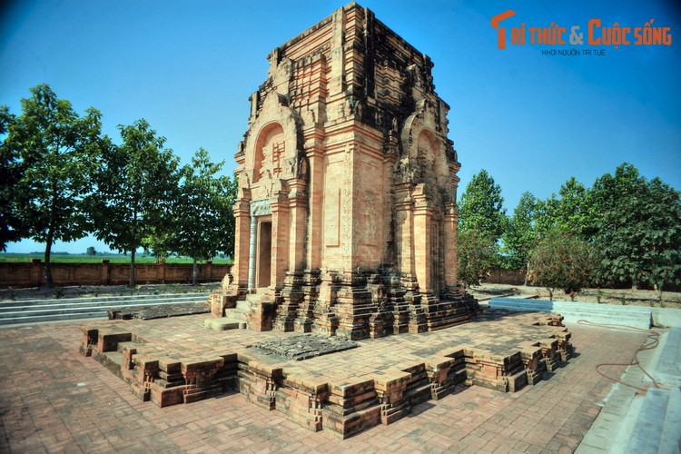 Tháp Chót Mạt là một di tích lịch sử vô giá của nền văn hóa Óc Eo ở Tây Ninh. Tháp có từ khoảng 1.300 năm trước, được các nhà khảo cổ Pháp phát hiện đầu thế kỷ 20 trong tình trạng bị hư hại nặng nề. Sau một quá trình nghiên cứu, tòa tháp đã được khôi phục gần với nguyên gốc.