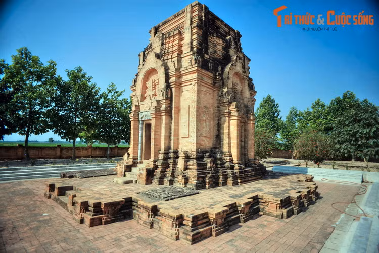 Tháp Chót Mạt là một di tích lịch sử vô giá của nền văn hóa Óc Eo ở Tây Ninh. Tháp có từ khoảng 1.300 năm trước, được các nhà khảo cổ Pháp phát hiện đầu thế kỷ 20 trong tình trạng bị hư hại nặng nề. Sau một quá trình nghiên cứu, tòa tháp đã được khôi phục gần với nguyên gốc.