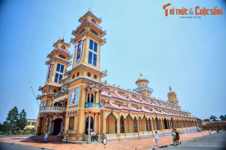 Bên cạnh các thẳng cảnh thiên nhiên, Tây Ninh còn lôi cuốn du khách nhờ những công trình kiến trúc đặc sắc. Trong đó, Tòa Thánh Tây Ninh nổi tiếng cả trong nước và quốc tế. Công trình khánh thành năm 1955, là chốn tổ của đạo Cao Đài, một tôn giáo phát sinh ở Nam Bộ thập niên 1920.