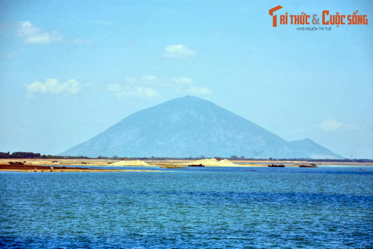 Từ một số khu vực của hồ Dầu Tiếng, có thể quan sát toàn cảnh núi Bà Đen, ngọn núi hùng vĩ nhất của toàn miền Nam.