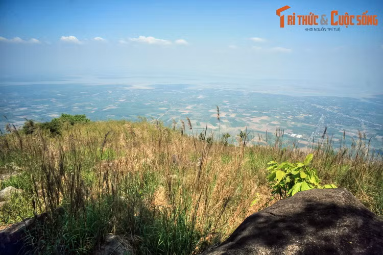 Cảnh quan ngoạn mục nhìn từ đỉnh Bà Đen, với hồ Dầu Tiếng phía đường chân trời. Du khách có thể đi bộ từ chân núi lên đỉnh núi bằng một số lối mòn. Ngoài ra còn có đường cáp treo và máng trượt dẫn lên sườn núi, nơi có chùa Bà Đen.