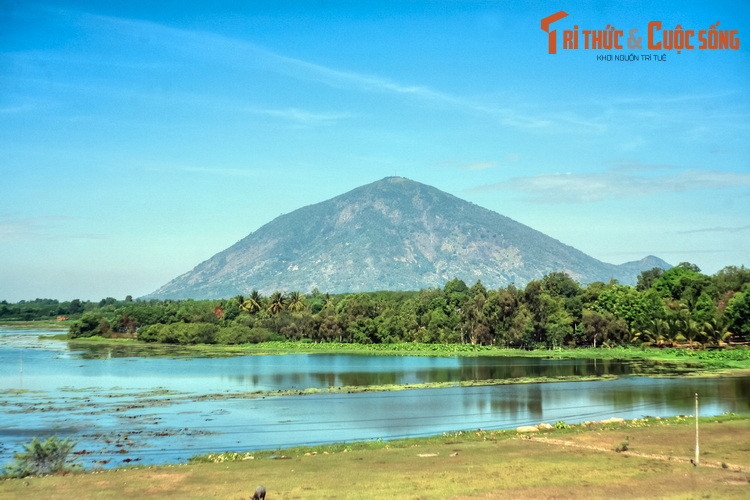 Toàn cảnh núi Bà Đen, thắng cảnh nổi tiếng bậc nhất Tây Ninh. Với chiều cao 986 mét, núi Bà Đen là ngọn núi cao nhất Đông Nam bộ, được coi là biểu tượng cho mảnh đất và con người Tây Ninh.