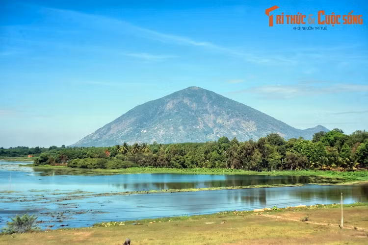 Toàn cảnh núi Bà Đen, thắng cảnh nổi tiếng bậc nhất Tây Ninh. Với chiều cao 986 mét, núi Bà Đen là ngọn núi cao nhất Đông Nam bộ, được coi là biểu tượng cho mảnh đất và con người Tây Ninh.