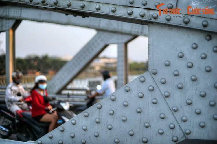 Trong hơn 100 năm soi bóng xuống sông Hương thơ mộng, cầu Trường Tiền đã trở thành cảm hứng vô tận cho những tâm hồn yêu thi ca. Ngày nay ở Huế đã có thêm nhiều cây cầu bắc qua sông Hương, nhưng giá trị biểu tượng của cầu Trường Tiền sẽ vĩnh viễn không bị thay đổi.