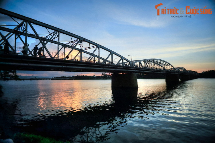 Tổng chiều dài cây cầu lúc bấy giờ là 401,1 mét, rộng 6,2 mét, gồm 6 nhịp dầm thép hình vành lược (bán nguyệt). Đây là một trong những cây cầu đầu tiên được xây dựng ở Đông Dương theo thiết kế, kỹ thuật xây dựng của phương Tây.