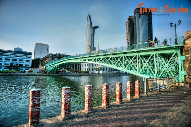 Cầu dài 128 mét, rộng 5,2 mét, lề bộ hành rộng 0,5 mét, được xây bằng thép kiên cố, mang đậm dấu ấn kiến trúc cầu phương Tây cuối thế kỷ 19. Theo thiết kế ban đầu, cầu Mống được dùng cho cả người đi bộ và phương tiện cơ giới. Sau này, cầu chỉ còn dành cho người đi bộ.