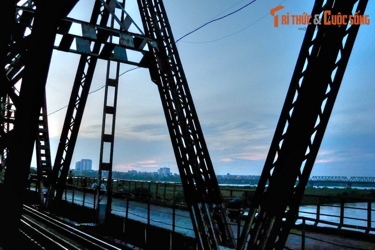 Dù không còn nguyên vẹn, cầu Long Biên vẫn giữ một vai trò quan trọng trong đời sống của người Hà Nội. Không chỉ là tuyến đường dành cho tàu hỏa, người đi bộ và phương tiện hai bánh, cầu còn là điểm tham quan thu hút đông đảo du khách gần xa khi ghé thăm thủ đô.