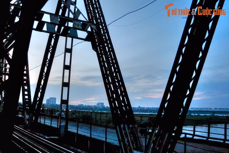 Dù không còn nguyên vẹn, cầu Long Biên vẫn giữ một vai trò quan trọng trong đời sống của người Hà Nội. Không chỉ là tuyến đường dành cho tàu hỏa, người đi bộ và phương tiện hai bánh, cầu còn là điểm tham quan thu hút đông đảo du khách gần xa khi ghé thăm thủ đô.