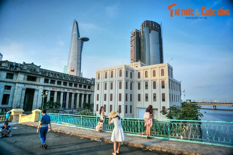 Nằm ở trung tâm TP HCM với khung cảnh rất lãng mạn, từ thời Pháp thuộc cầu Mống đã trở thành nơi hẹn hò tình tự của các cặp trai gái. Ngày nay, cây cầu lịch sử này vẫn là điểm đến nổi tiếng của giới trẻ thành phố cũng như du khách xa gần mỗi khi ghé thăm "Hòn ngọc Viễn Đông".