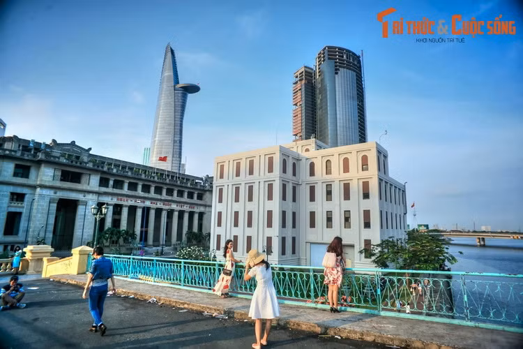 Nằm ở trung tâm TP HCM với khung cảnh rất lãng mạn, từ thời Pháp thuộc cầu Mống đã trở thành nơi hẹn hò tình tự của các cặp trai gái. Ngày nay, cây cầu lịch sử này vẫn là điểm đến nổi tiếng của giới trẻ thành phố cũng như du khách xa gần mỗi khi ghé thăm "Hòn ngọc Viễn Đông".