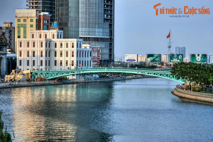 3. Bắc qua kênh Bến Nghé, nối liền giữa Quận 1 và Quận 4, cầu Mống là một trong những công tình tiêu biểu thời Pháp thuộc còn tồn tại đến ngày nay ở TP HCM. Cầu do công ty Hàng hải Pháp Messageries maritimes bỏ vốn thuê Công ty xây dựng Levallois Perret xây cất vào năm 1893 – 1894.