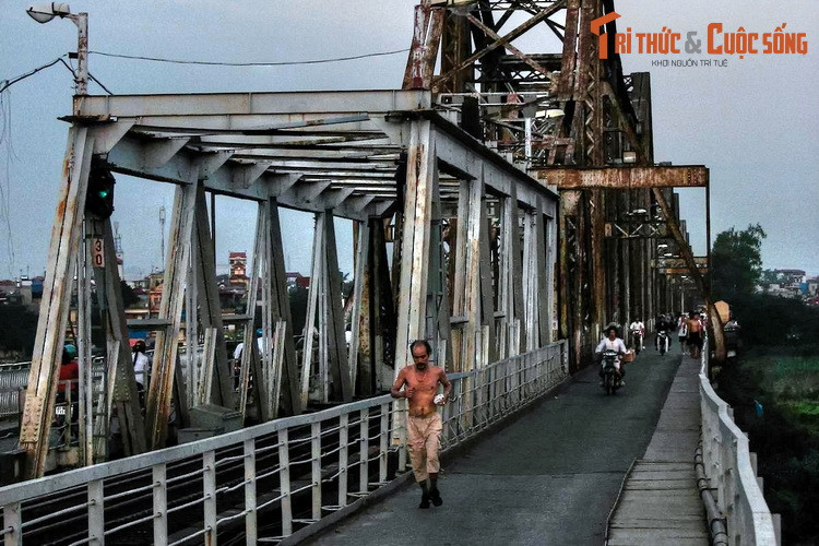 Trong cuộc kháng chiến chống Mỹ, cầu Long Biên là một tiêu đánh phá trọng điểm của không quân Mỹ. Cầu từng bị máy bay Mỹ ném bom tổng cộng 14 lần, nhiều đoạn bị phá hủy nặng nề, cho đến nay hình dáng ban đầu vẫn chưa được khôi phục.