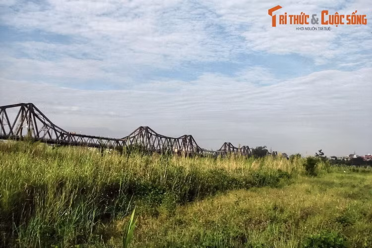 Sau khi hoàn thành, cây dài có phần bắc qua sông dài 2290 mét và phần cầy dẫn dài 896 mét, gồm 19 nhịp dầm thép đặt trên 20 trụ cao hơn 40 m (kể cả móng) và đường dẫn xây bằng đá. Giữa lòng cầu có tuyến đường sắt. Đây được coi là một "kỳ quan kỹ thuật" ở Đông Dương khi ấy.