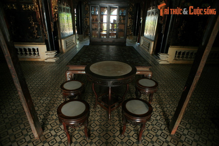 Còn Huỳnh Thuỷ Lê lúc đó là một thiếu gia sở hữu một khối tài sản khổng lồ, lại vừa du học Pháp trở về, tương lai vô cùng tươi sáng. Margueritte phải lòng chàng công tử như một lẽ tất yếu. Huỳnh Thuỷ Lê cũng say mê cô gái da trắng trẻ người non dạ.