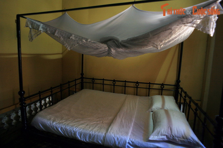 Ông không chấp nhận một cô con dâu ngoại quốc nghèo nàn, lại còn sống chung với con ông trước khi cưới hỏi. Hơn nữa, lúc đó ông đã sắp đặt hôn ước cho Huỳnh Thuỷ Lê với một người con gái của một gia đình quyền thế khác.