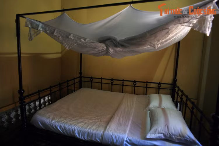 Ông không chấp nhận một cô con dâu ngoại quốc nghèo nàn, lại còn sống chung với con ông trước khi cưới hỏi. Hơn nữa, lúc đó ông đã sắp đặt hôn ước cho Huỳnh Thuỷ Lê với một người con gái của một gia đình quyền thế khác.