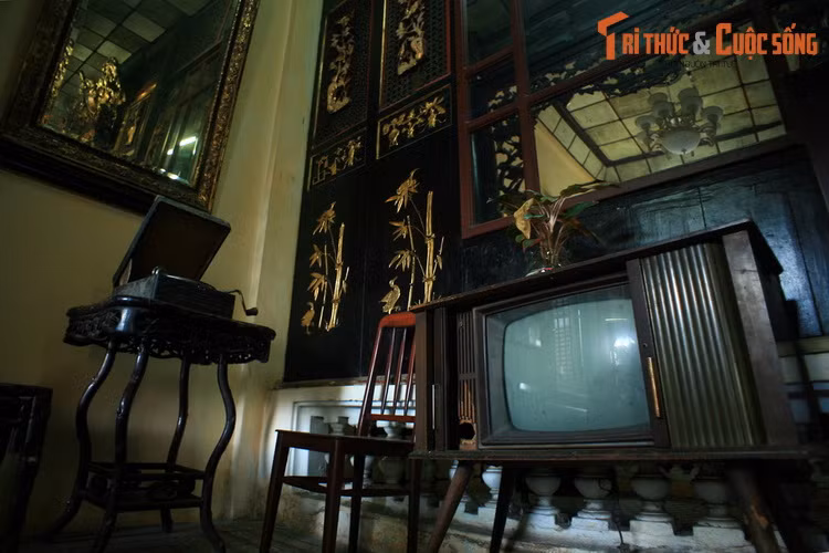 Tiểu thuyết đã được Đạo diễn Jean - Jacques Annaud chuyển thể thành bộ phim cùng tên với các diễn viên Jane March, Lương Gia Huy. Chuyện tình này khi lên màn ảnh nhỏ đã lấy đi không ít nước mắt của khán giả.