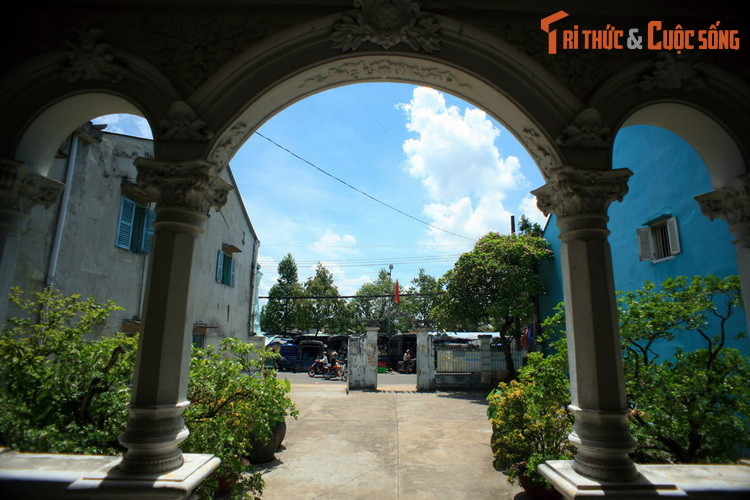 Ban đầu, Margueritte Duras không tiết lộ sự thật đằng sau mối tình trong cuốn tiểu thuyết của mình. Chỉ sau này, khi bộ phim Người tình được quay ngay tại tòa dinh thự Huỳnh Thủy Lê thì mới bà thừa nhận mình là cô gái trong tác phẩm.