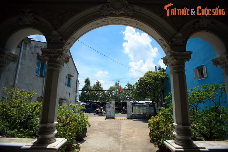 Ban đầu, Margueritte Duras không tiết lộ sự thật đằng sau mối tình trong cuốn tiểu thuyết của mình. Chỉ sau này, khi bộ phim Người tình được quay ngay tại tòa dinh thự Huỳnh Thủy Lê thì mới bà thừa nhận mình là cô gái trong tác phẩm.