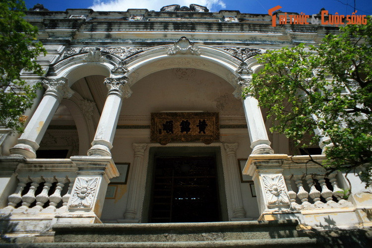 Câu chuyện bắt đầu tại Sa Đéc vào thời Pháp thuộc, năm 1929. Khi đó Margueritte mới là một cô gái 15 tuổi, sống ở Sa Đéc cùng mẹ - hiệu trưởng một trường ở thị xã Sa Đéc.