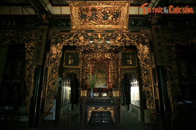 Hai con người đến từ hai thế giới khác nhau ấy đã dọn về sống chung dưới một mái nhà. Khi Huỳnh Thuỷ Lê ngỏ lời muốn cưới Margueritte, gia đình anh đã kịch liệt phản đối, vì cha anh là một doanh nhân gốc Hoa bảo thủ, coi trọng những giá trị truyền thống.